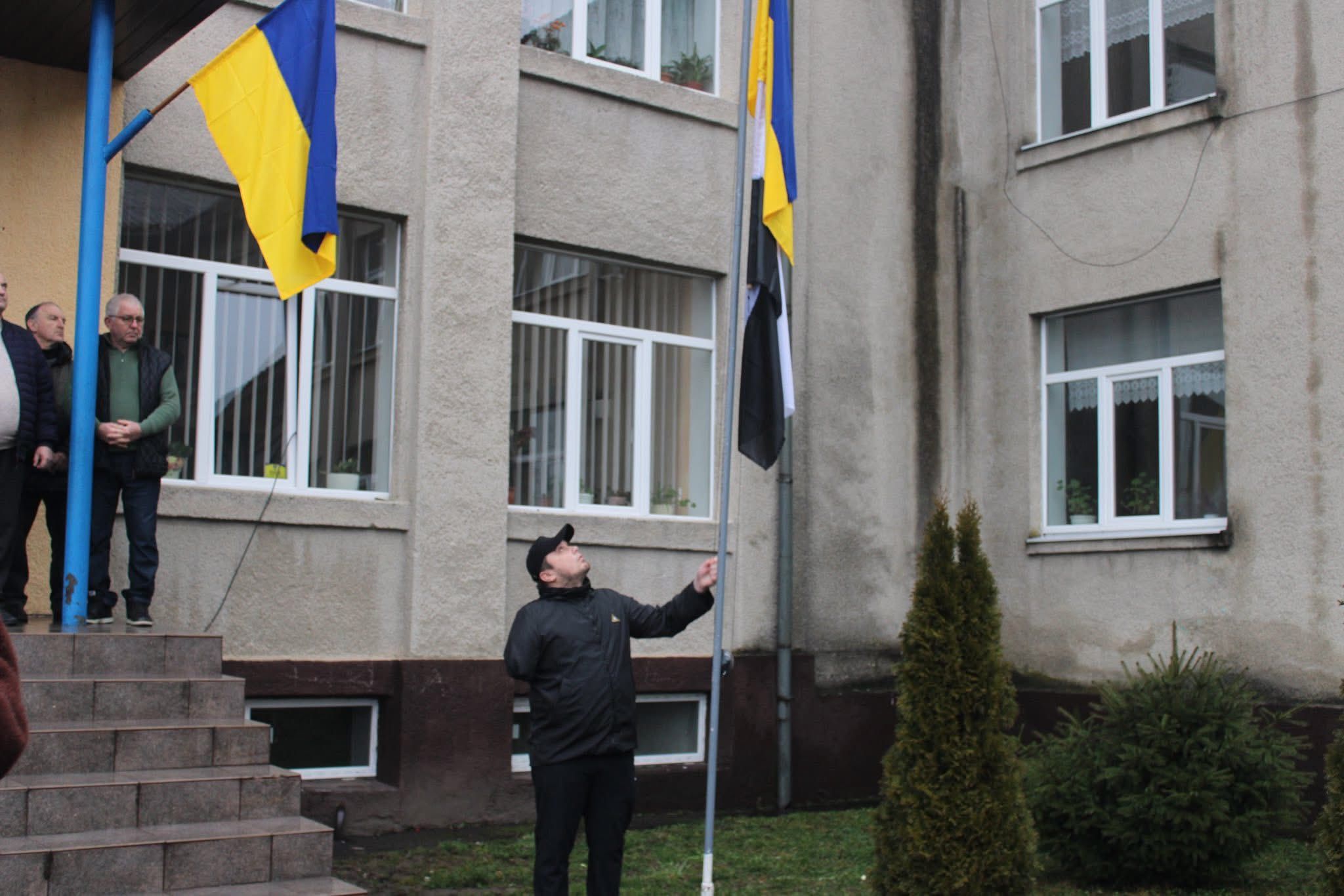 У Хустському районі, в Горінчівській територіальній громаді, на базі Горінчівського ліцею відбулося урочисте підняття біло-чорного прапора -символу надії, підтримки військовополонених та зниклих безвісти Захисників і Захисниць України