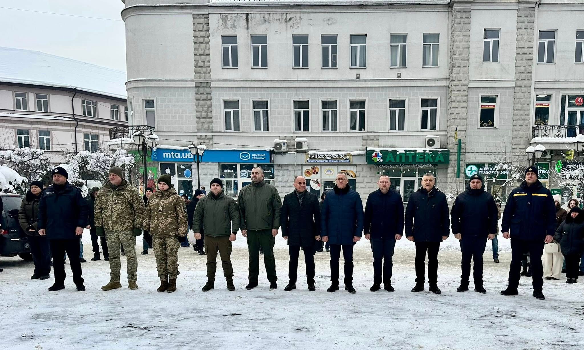 Сьогодні з нагоди Дня Соборності України відбулося урочисте покладання квітів.