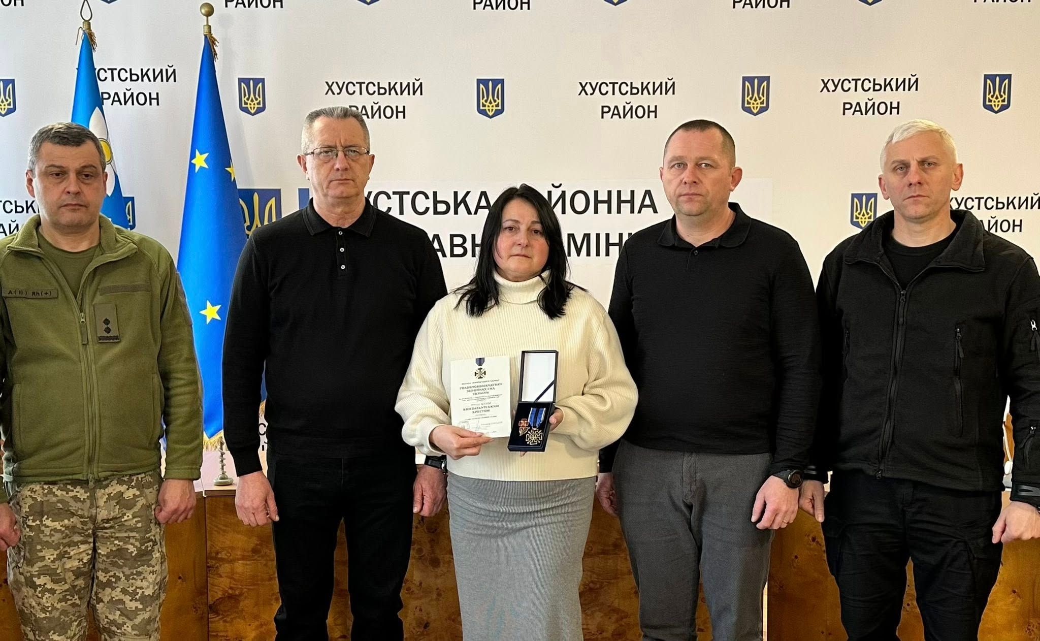 Сьогодні відбулася урочиста церемонія вручення державних нагород родинам військовослужбовців, які загинули, захищаючи незалежність і територіальну цілісність України.