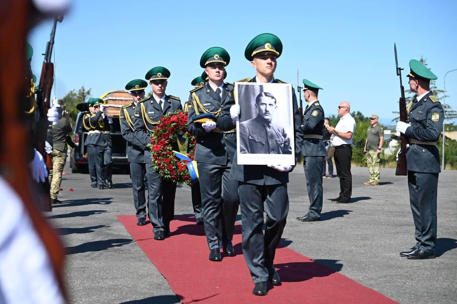 Закарпаття першим зустріло прах полковника Євгена Коновальця на рідній землі