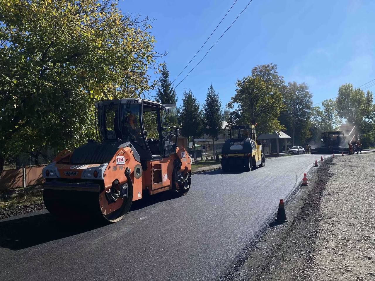 На Закарпатті у всіх шести районах триває оновлення місцевих автошляхів
